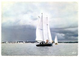 LA ROCHELLE - Bateau D'Eric TABARLY Arrivant à La Rochelle - La Rochelle