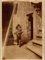 Photographie Photo Vintage Snapshot Amateur Enfant Ours En Peluche Teddy Bear - Anonymous Persons