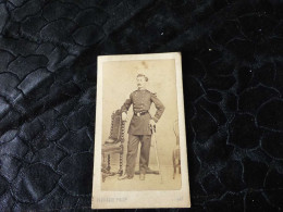 P-795,  CDV Ferraris Gap, Soldat, Militaire Du Second Empore Et Son Sabre D'apparat - Oud (voor 1900)