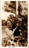 Photographie Photo Vintage Snapshot Amateur Femme Chat Fleurs  - Andere & Zonder Classificatie