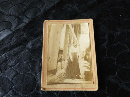 P-797,   CDV , Jeune Femme En Robe Devant Un Parvis - Ancianas (antes De 1900)