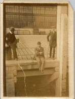 Photographie Photo Vintage Snapshot Anonyme Trio Groupe Mode  - Anonymous Persons