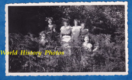 Photo Ancienne Snapshot - Portrait De Famille Dans Les Fougères - Fille Femme Drôle Humour Camouflage Enfant Jeu Fleurs - Personnes Anonymes