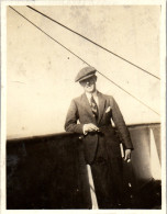 Photographie Photo Vintage Snapshot Anonyme Mode Homme Casquette Bateau Flandre - Other & Unclassified