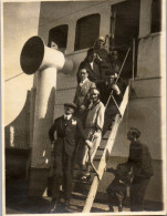 Photographie Photo Vintage Snapshot Anonyme Bateau Pont Mode Groupe - Boats