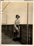 Photographie Photo Vintage Snapshot Anonyme Bateau Pont Mode Jeune Femme - Bateaux