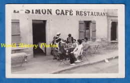 Photo Ancienne - SAINTE ANNE D' AURAY - Café Restaurant Hervé Simon - Serveuse Avec Coiffe - Folklore Breton Bretagne - Professions