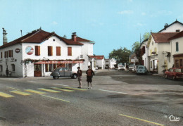 (40) LABATUT Le Carrefour , Restaurant Café Routier Animés Auto Voiture Car 2cv R4 AMI 6 Oblitéré En 1972  (Landes) - Autres & Non Classés