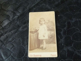 P-805 , CDV, Ch.Barenne Paris, Petite Fille à La Robe Blanche - Anciennes (Av. 1900)