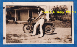 Photo Ancienne Snapshot - Beau Portrait Homme Sur Sa Moto - Modèle à Identifier - Pose Mode Garçon Style Route Road Trip - Auto's