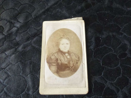 P-806 , CDV, Femme En Robe Sombre Et Petite Broche - Old (before 1900)