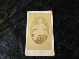 P-807, CDV, Reynouls, Béziers, Petit Enfant Assis Sur Une Chaise En Tenue Immaculée - Old (before 1900)