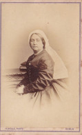 Photo CDV  Identifiée RH Loote Carnichaderry  Nonaghan     H Neale Dublin Femme En Robe Et Voile - Anciennes (Av. 1900)