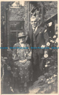 R161103 Old Postcard. Woman With Man - Monde