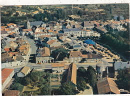 86. LUSSAC LES CHATEAUX. CPSM.  VUE AERIENNE. CIRQUE SUR LA PLACE. - Lussac Les Chateaux