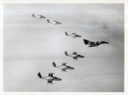 Avion Super Etendard En Leader D'une Formation Composée De 6 Avions Morane Saulnier 760 Paris - Luftfahrt