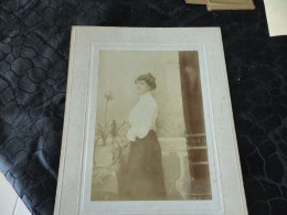 P-845 , Photo  Jeune Femme élégante Au Chignon Regardant Une Plante, Agapanthe - Old (before 1900)