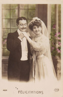 COUPLES. MARIAGE. CPA.FANTAISIE. MARIES. "  FÉLICITATIONS ".MODE. ANNEE 1912+ TEXTE - Paare