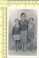 REAL PHOTO Two Girls Kids And Woman Fillettes Et Femme VINTAGE PHOTO SNAPSHOT - Personnes Anonymes