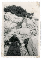 Photo Ancienne / Enfants / Fille Tournée Vers L'arrière Est Assise Sur Une Pierre / Ombre Du Photographe - Personnes Anonymes