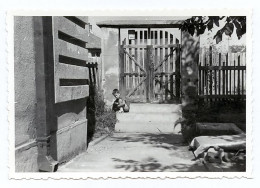 Photo Ancienne / Enfant / Un Garçon Timide En Short Dans La Cour Intérieure / Ombre Forte - Personnes Anonymes