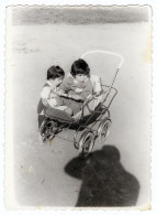 Photo Ancienne / Enfants / Fille Et Garçon Dans Une Poussette, Landau / Ombre Du Photographe - Anonymous Persons