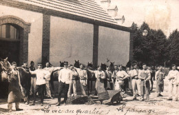 Noyon - Carte Photo - Militaria - La Vie Au Quartier Caserne Militaire - Le Pansage Des Chevaux - Militaires - 1914 - Noyon