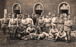 Condé Sur Escaut - Carte Photo - Militaria - Intérieur De La Caserne De Cavalerie - Militaires Soldats - Conde Sur Escaut