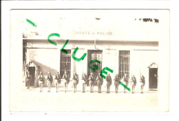 POSTE DE POLICE - Prise D'Arme - Militaires -  Soldats -  ( Carte Photo )  -  OU ?? - War, Military