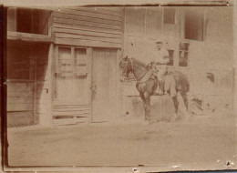 Roye Sur Matz - Photo Ancienne - Soldat Militaire Cavalier En Détachement Dans Le Village - 1917 - 6x8,7cm - Other & Unclassified