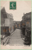 GUÎTRES - LA RUE DU PORT (33) (ATTELAGE, PHARMACIE) - Autres & Non Classés