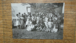 Les Abrets Où Environs : Isère , (années 50-60) Réunion De Famille ( Au Centre Président De Club ) - Lieux