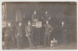 CARTE PHOTO - TRAIN DANS UNE GARE - LES GAIS BERDOUILLEURS 1919 AVEC LOCOMOTIVE - CHEMINOTS - MECANICIENS - 4 SCANS - - Treni