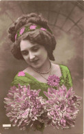 FANTAISIE FEMME FRAU LADY VROUW AVEC FLEURS PIVOINES ET COLLIER DE PERLES - CIRCULEE - Femmes