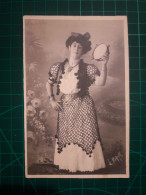 CARTE POSTALE. FOLKLORE/CULTURE. Femme élégante Avec Une Belle Coiffure Et Une Robe Fine Typique De L'époque. Image En N - Costumes
