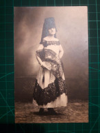 CARTE POSTALE. FOLKLORE/CULTURE. Femme élégante Avec Une Belle Coiffure Et Une Robe Fine Typique De L'époque. Image En N - Costumes