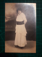 CARTE POSTALE. FOLKLORE/CULTURE. Femme élégante Avec Une Belle Coiffure Et Une Robe Fine Typique De L'époque. Image En N - Costumes