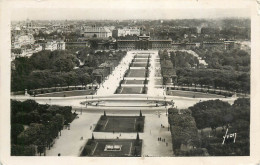 Postcard France Paris Les Jardins Du Champ De Mars - Altri Monumenti, Edifici