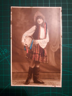 CARTE POSTALE. FOLKLORE/CULTURE. Femme élégante Avec Une Belle Coiffure Et Une Robe Fine Typique De L'époque. Image De C - Costumes