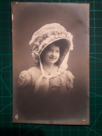 CARTE POSTALE. FOLKLORE/CULTURE. Portrait D'une Femme élégante Avec Une Belle Coiffure Et Une Robe Fine Typique De L'épo - Costumes