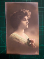 CARTE POSTALE. FOLKLORE/CULTURE. Portrait D'une Femme élégante Avec Une Belle Coiffure Et Une Belle Robe Typique De L'ép - Vestuarios