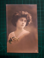 CARTE POSTALE. FOLKLORE/CULTURE. Portrait D'une Femme élégante Avec Une Belle Coiffure Et Une Belle Robe Typique De L'ép - Costumes