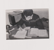 Snapshot Jeune Homme écrivant Une Lettre Radio Ancienne Livre Ouvert Lampe - Anonymous Persons