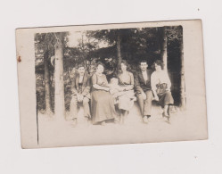 Photo-carte Groupe De Personnes Adultes Et Un Enfant Forêt De Sapins - Anonymous Persons