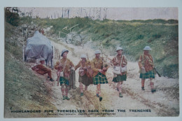Cpa Couleur Highlanders Pipe Themselves Back From The Trenches - MAY01 - War 1914-18