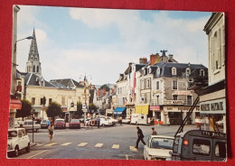 CPM - Argenton Sur Creuse - Place De La République - ( Voiture Ancienne Citroën  ) - Autres & Non Classés