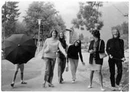 Photo Ancienne, Femmes En Vacances Se Promenant Et S'amusant, Fille Avec Un Parapluie Ouvert - Zonder Classificatie