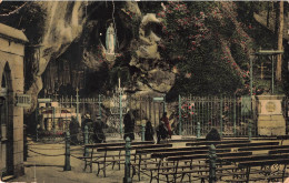 P 6-65-LOURDES LA GROTTE Cp Coloree Animée Coin Plie - Lourdes