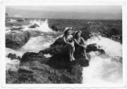 Photo Ancienne, Deux Femmes En Maillot De Bain Sur Les Rochers à La Plage, Vagues énormes, Scène Spectaculaire - Non Classés