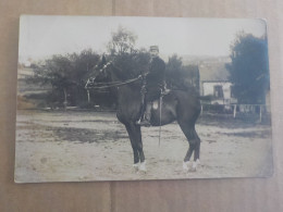 CPA -  AU PLUS RAPIDE -  CARTE PHOTO - MILITAIRE ET SON CHEVAL  - NON VOYAGEE - Photographie